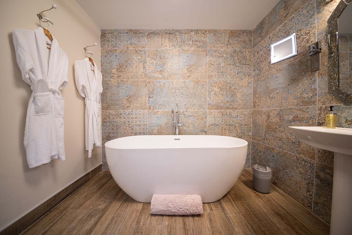 Orchard Room Bath Tub for Couples